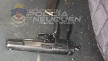 Durante el procedimiento se encontró una pistola calibre 9 milímetros. Foto: gentileza