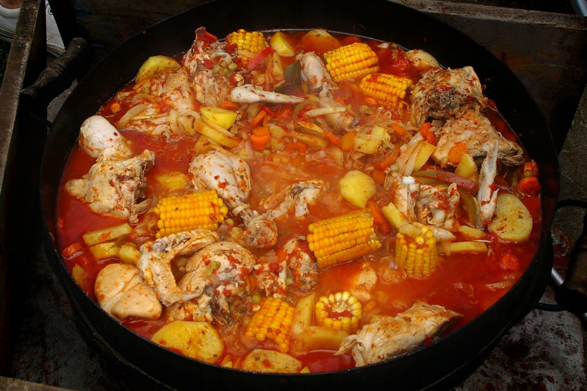 La cocción a fuego de pollo con ingredientes es una tradición que se premiará en Zapala (Archivo)