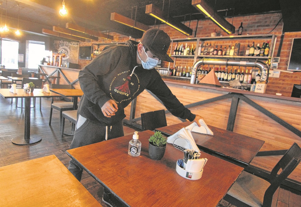 Los bares y restaurantes de Neuquén abren sus puertas este lunes, como parte de la nueva fase de distanciamiento social. (Foto: Oscar Livera)