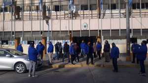 Transporte en Roca: trabajadores y un accionista de 18 de Mayo reclamaron en el municipio