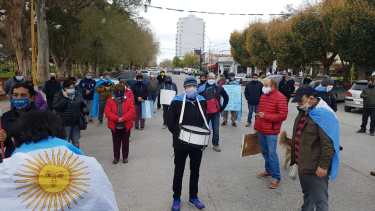Retirados policiales se movilizaron en Regina para terminar con un abrazo simbólico en la Comisaría 5ta. (Foto Néstor Salas)