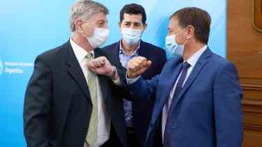 Sergio Ziliotto gobernador de La Pampa y Gustavo Suárez, de Mendoza, se saludan frente a Eduardo de Pedro ministro del Interior. Foto Miniterio del Interior