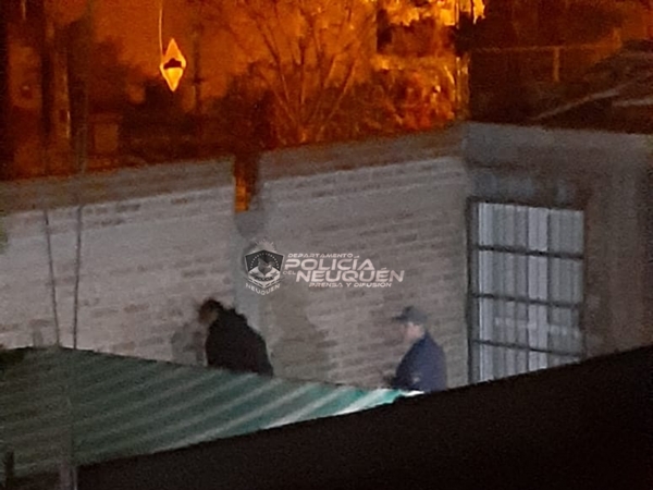 Encontraron a un hombre con elementos robados escondido en el patio de una vivienda en Neuquén. (Foto: Gentileza).