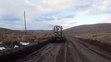 Motoniveladoras de Vialidad Nacional realizan trabajos de repaso y mejoras en los tramos de ripio de las rutas nacionales 40 y 23. (Foto: gentileza).
