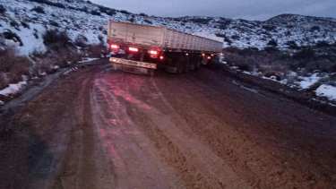 El semirremolque quedó atravesado en la traza de la ruta nacional 40, cortando el paso de los vehículos. (Foto: gentileza)