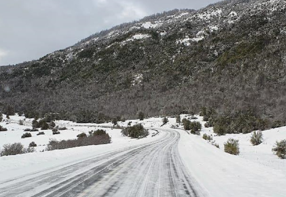 La ruta nacional 40 entre Bariloche y El Bolsón tiene sectores complicados por hielo y nieve. Archivo