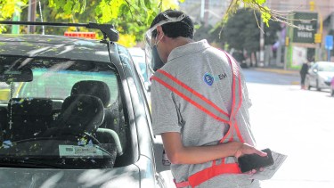 El cobro del estacionamiento cambia este jueves, feriado. (Foto archivo).-