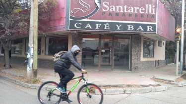 Los empleados sostienen que no se les paga desde hace dos meses. Foto: Yamil Regules. 