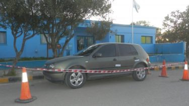 Las dos personas estacionaron el auto frente a la comisaría, bajaron el cuerpo y lo arrojaron en el hall de la sede policial. (foto: gentileza Pido La Palabra)