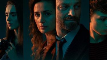 W głębi lasu / The Woods, policial polaco que cuenta la trama de un fiscal de Varsovia, que aún conserva la esperanza de encontrar a su hermana desaparecida hace más de 25 años. 
