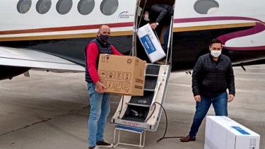 Los respiradores llegaron por avión sanitario. Foto: Prensa de Gobierno