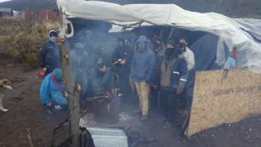 Las personas ocuparon el sábado el predio ubicado en inmediaciones del plan de viviendas que construye la empresa Alusa. (Foto Gentileza)