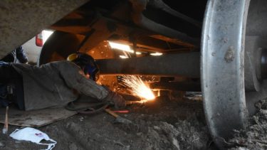 Operarios trabajan a esta hora de la mañana para solucionar los inconvenientes en las vías. (foto: César Izza)