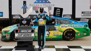 Harvick repitió victoria en la Copa Nascar