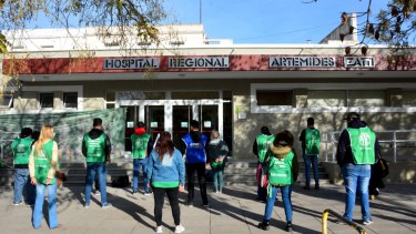 En la capital provincial la medida se cumplió frente al hospital "Artémides Zatti". Fotos: Marcelo Ochoa.