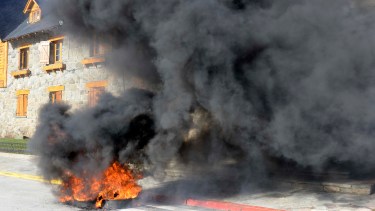La marcha concluyó en el Centro Cívico con la quema de neumáticos. Foto: Alfredo Leiva