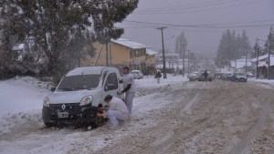 Nevada en Bariloche: sin colectivos y con cortes de luz