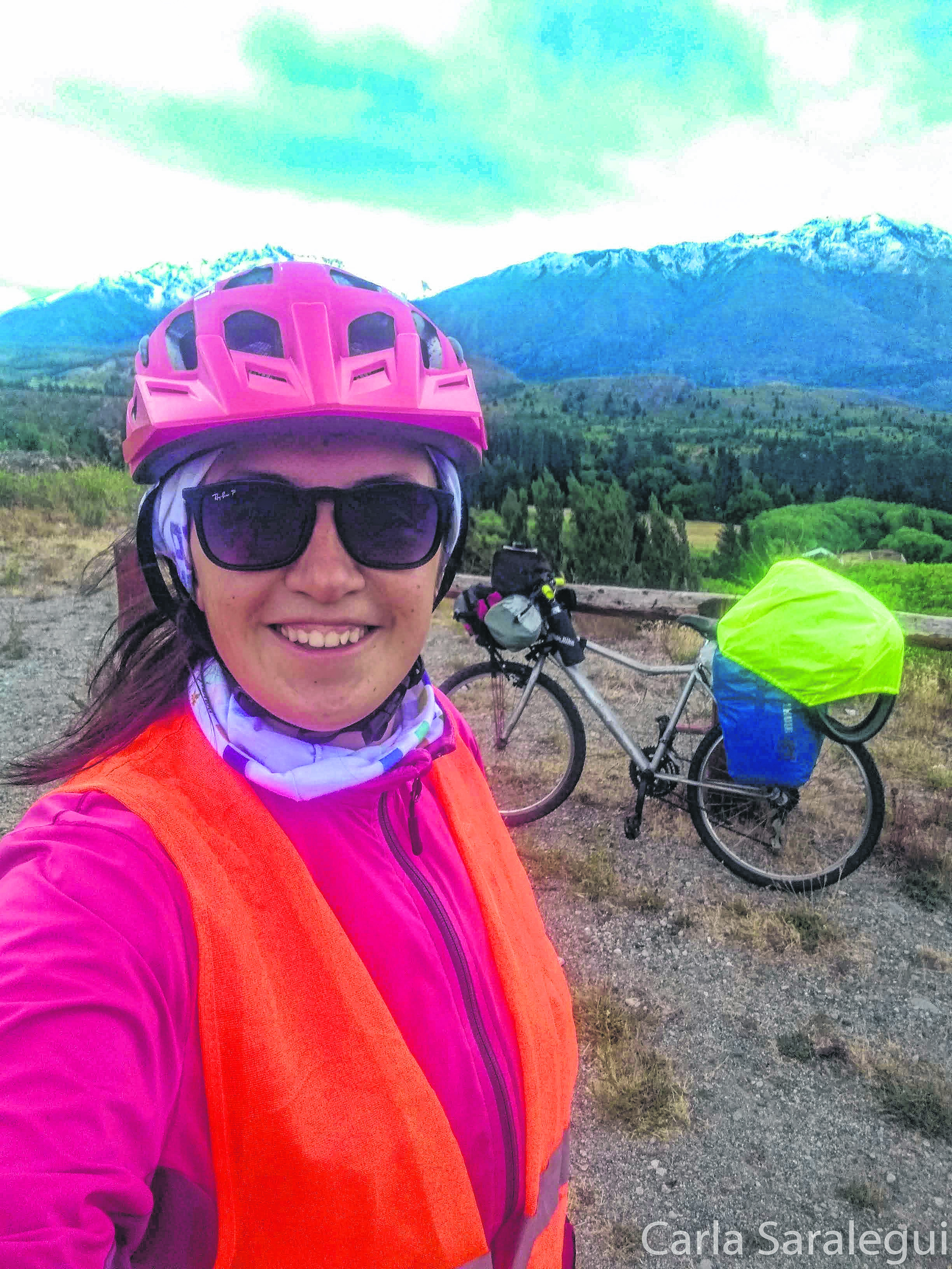 Carla y su bicicleta en medio de la travesía por la Patagonia. 
