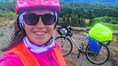 Carla y su bicicleta en medio de la travesía por la Patagonia. 