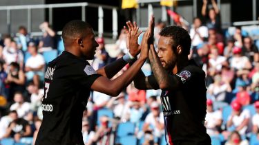 Mbappe y Neymar festejan un gol ante la mirada del público presente. (Foto: AP)