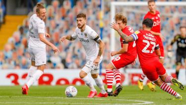 El Leeds superó 1-0 al Barnsley y le sacó 5 puntos de ventaja a su escolta, West Bromwich Albion, a dos fechas para el final del campeonato.