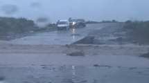 Imagen de El agua cortó el tránsito entre Rincón de los Sauces y Añelo