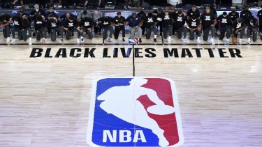 Los jugadores se arrodillaron durante el himno. (Foto: AP)