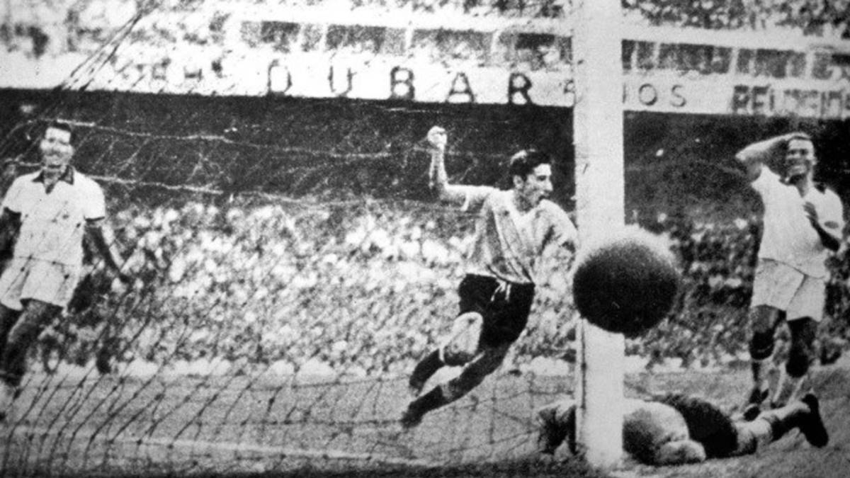 Alcides Ghiggia, a 11 minutos del final, marca el 2-1 para Uruguay y enmudece a los 200 mil brasileños presentes en el Maracaná.