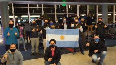 El equipo de Invap y la Conae en el aeropuerto de Ezeiza (Gentileza)