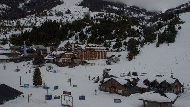 El debate por la emergencia turística sigue su curso mientras en el cerro catedral preparan las pistas para los residentes. Foto: Marcelo Martinez