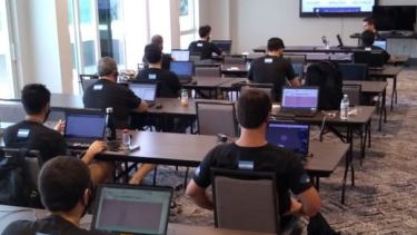 Desde un salón del hotel donde se hospedan, cientificos de Invap ensayan todas las maniobras. (Foto: Gentileza)