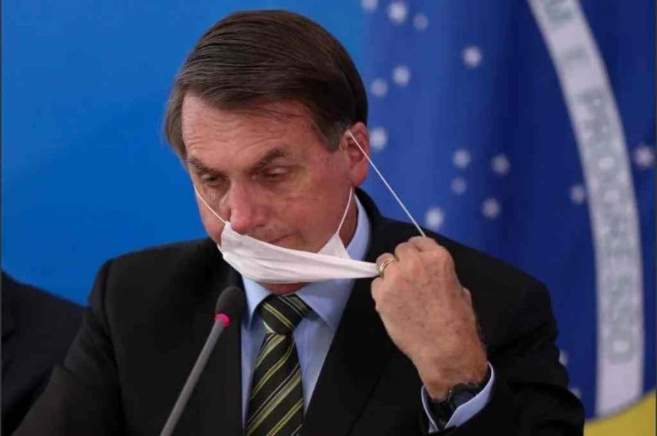 Bolsonaro llamó "idiotas" a quienes se quedan en casa. 