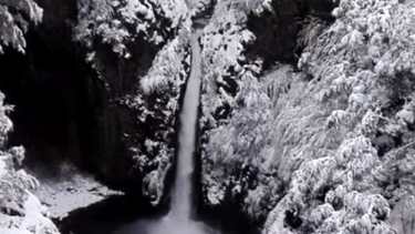 ¿Viste la cascada del río Bonito nevada en Villa La Angostura?