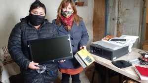 Donación de computadoras permite a jóvenes continuar estudiando en Jacobacci