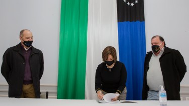 La gobernadora Carreras firmó el decreto respectivo. Foto: gentileza.