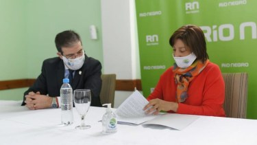 Carreras firmó convenios con los intendentes de San Antonio Oeste y Valcheta. Foto: gentileza.