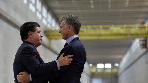 Macri viajó a Paraguay para reunirse con Cartes