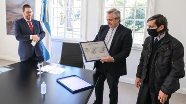El presidente Alberto Fernández recibió a familia de la víctima más joven del atentado a la AMIA. Foto Télam. 