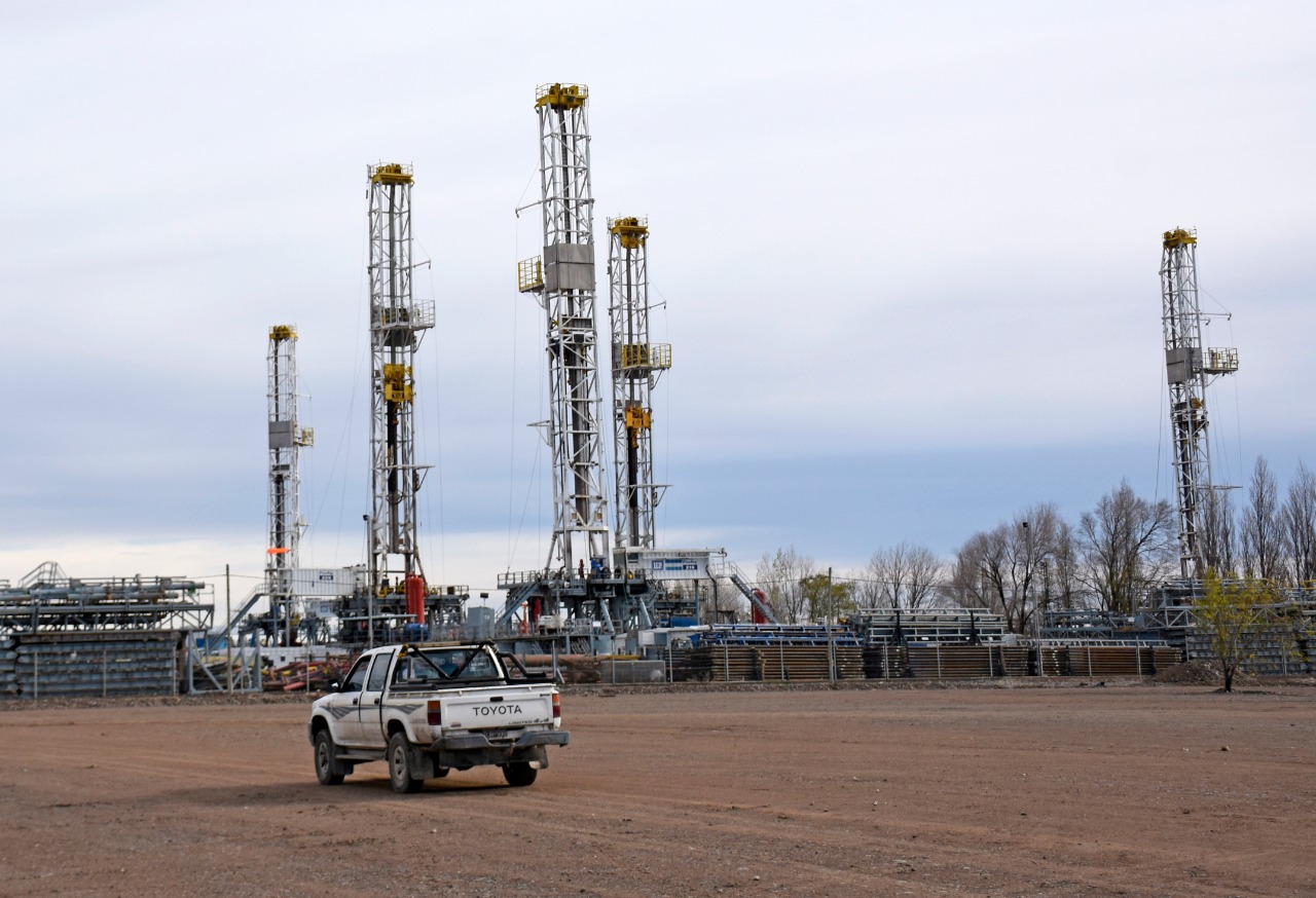 Pese al incremento de la producción y la actividad, decenas de equipos petroleros siguen parados en diversos puntos de Neuquén. (Foto: Florencia Salto)
