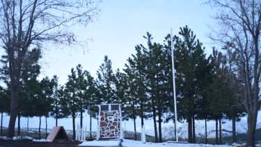Los restos del policía neuquino Juan Domingo Cifuentes fueron depositados en un monolito en el cruce de la ruta 43 que va a Varvarco y la 54 que lleva a Manzano Amargo en el norte neuquino. Foto Martín Muñoz