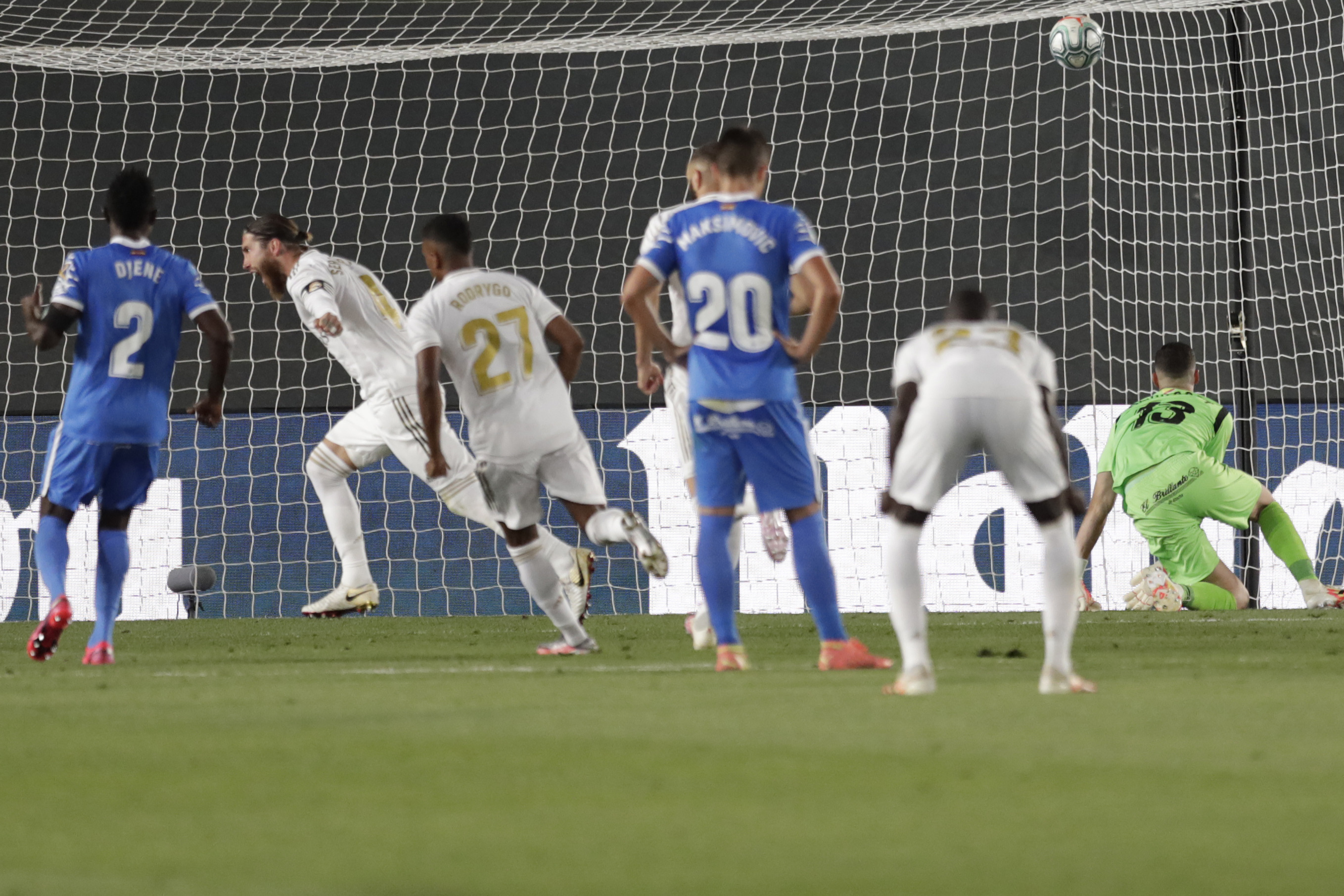 A falta de 11' para el final, Sergio Ramos le dio la victoria al Real Madrid ante el Getafe. (AP Photo/Bernat Armangue)