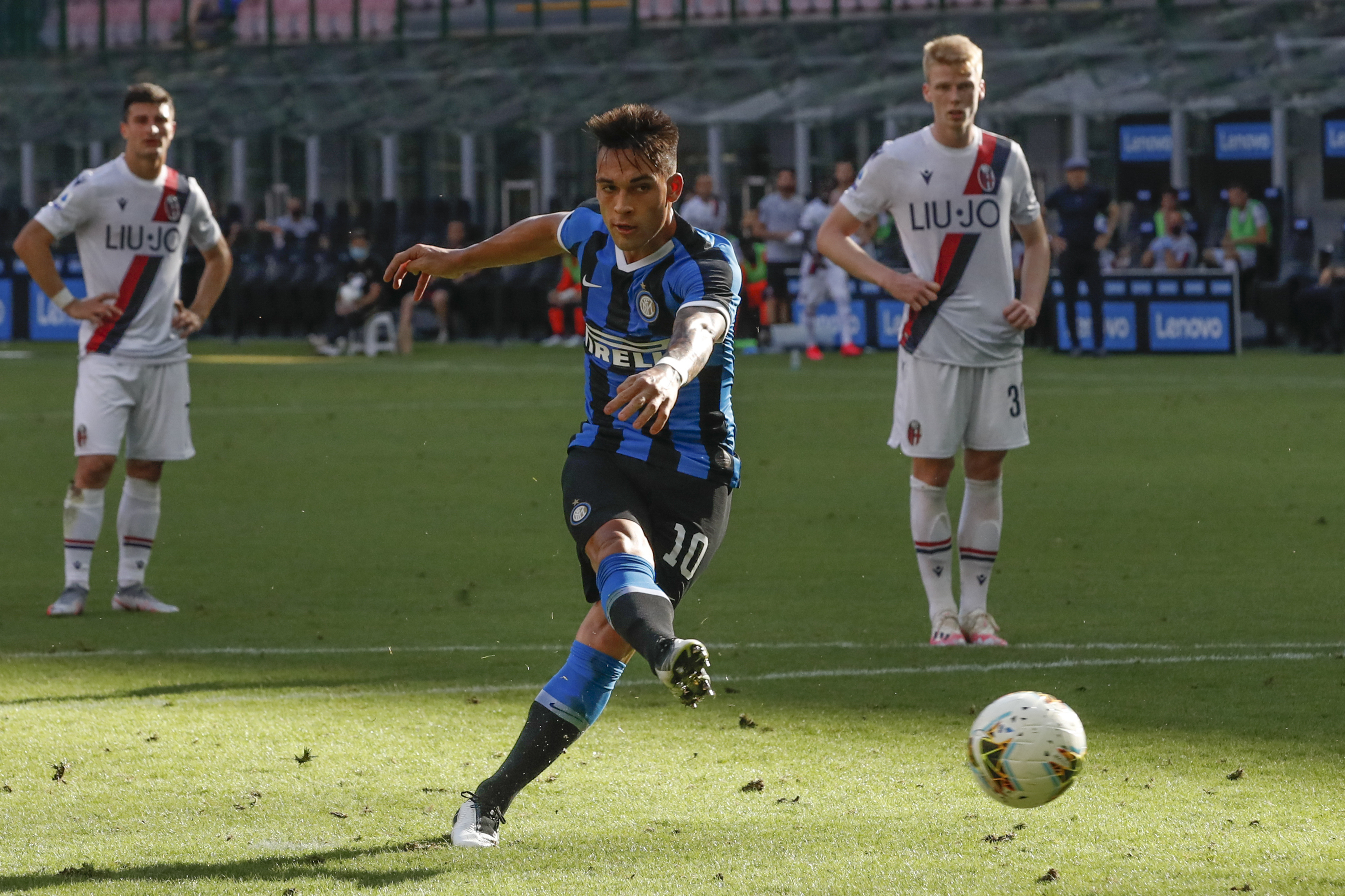 Lautaro Martínez marró un penal cuando Inter ganaba 1-0. Terminó perdiendo 2-1 ante Bologna. (AP Photo/Antonio Calanni)