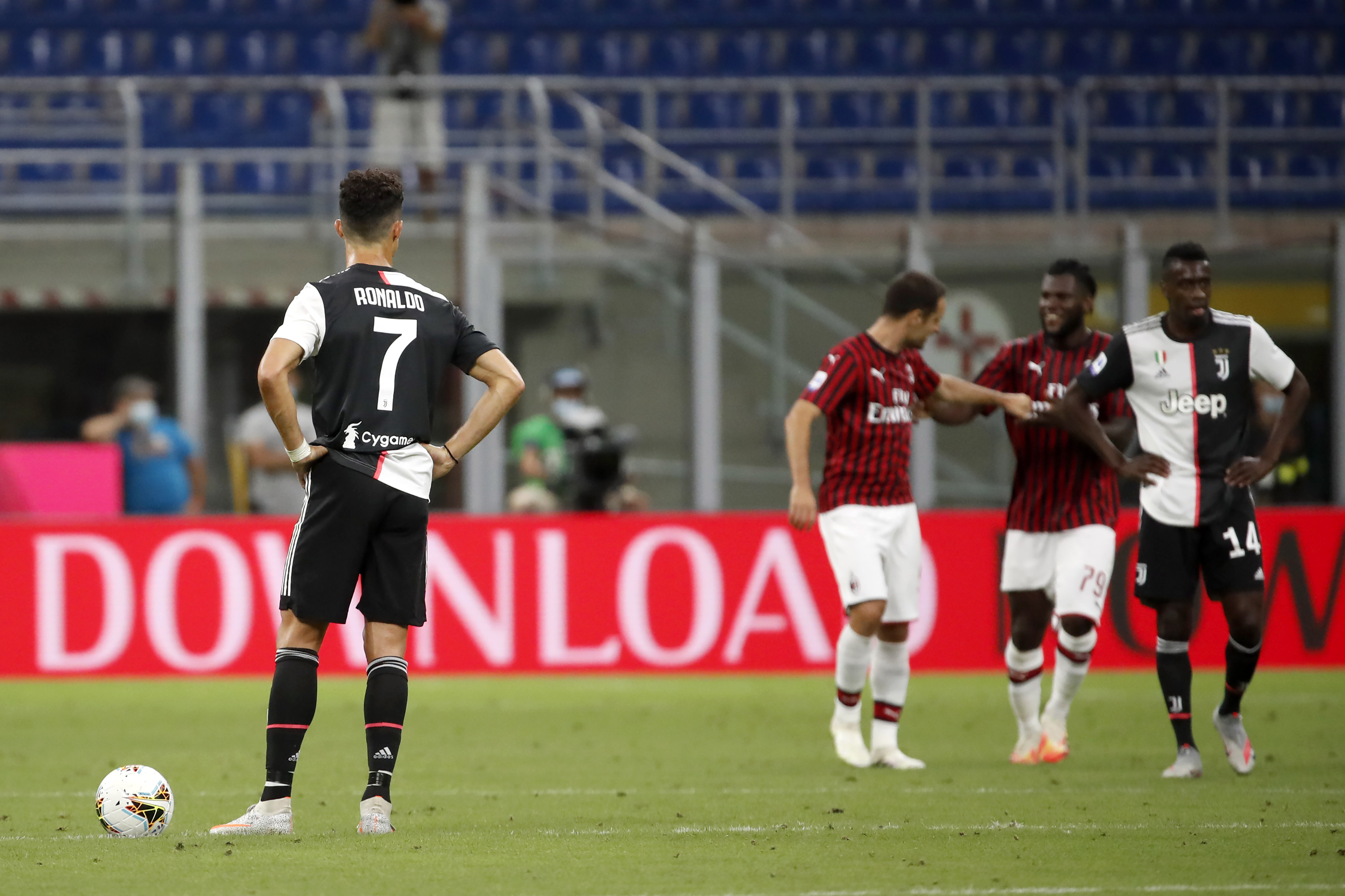 Cristiano Ronaldo observa el festejo de Ante Rebic, autor del cuarto gol del Milan. (AP Photo/Antonio Calanni)