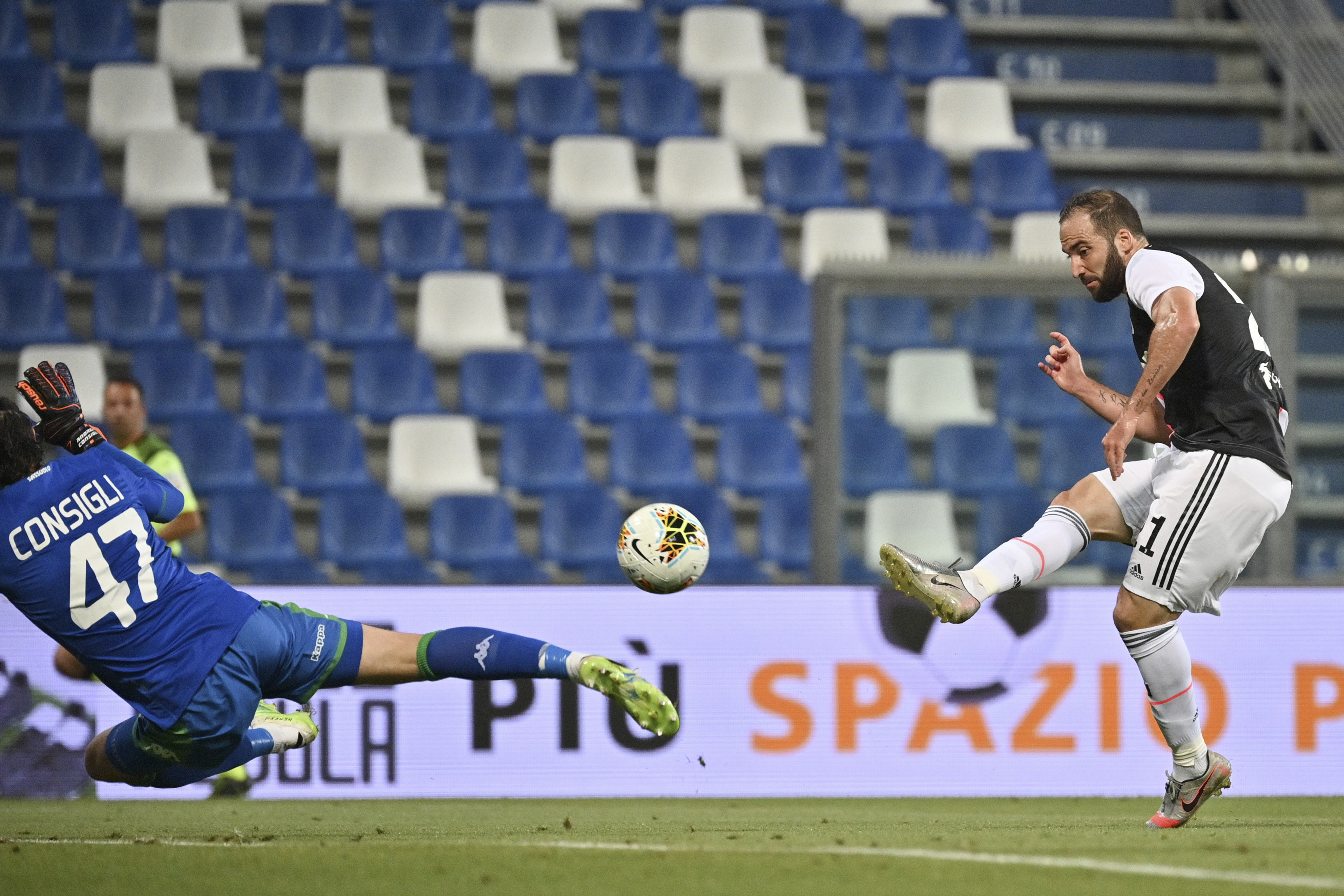 Gonzalo Higuaín marcó el segundo para la Juventus, que ganaba 2-0 pero terminó igualando 3-3 ante el Sassuolo. (Massimo Paolone/LaPresse via AP)