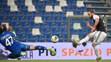 Gonzalo Higuaín marcó el segundo para la Juventus, que ganaba 2-0 pero terminó igualando 3-3 ante el Sassuolo. (Massimo Paolone/LaPresse via AP)