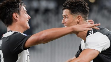 Cristiano Ronaldo celebra junto a Dybala la victoria de la Juve ante Lazio. (Marco Alpozzi/LaPresse via AP)