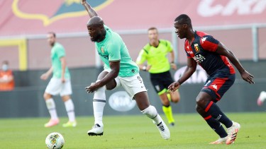 Romelu Lukaku marcó dos tantos en la victoria del Inter ante Genoa, en el estadio Luigi Ferraris. (Tano Pecoraro/LaPresse via AP)