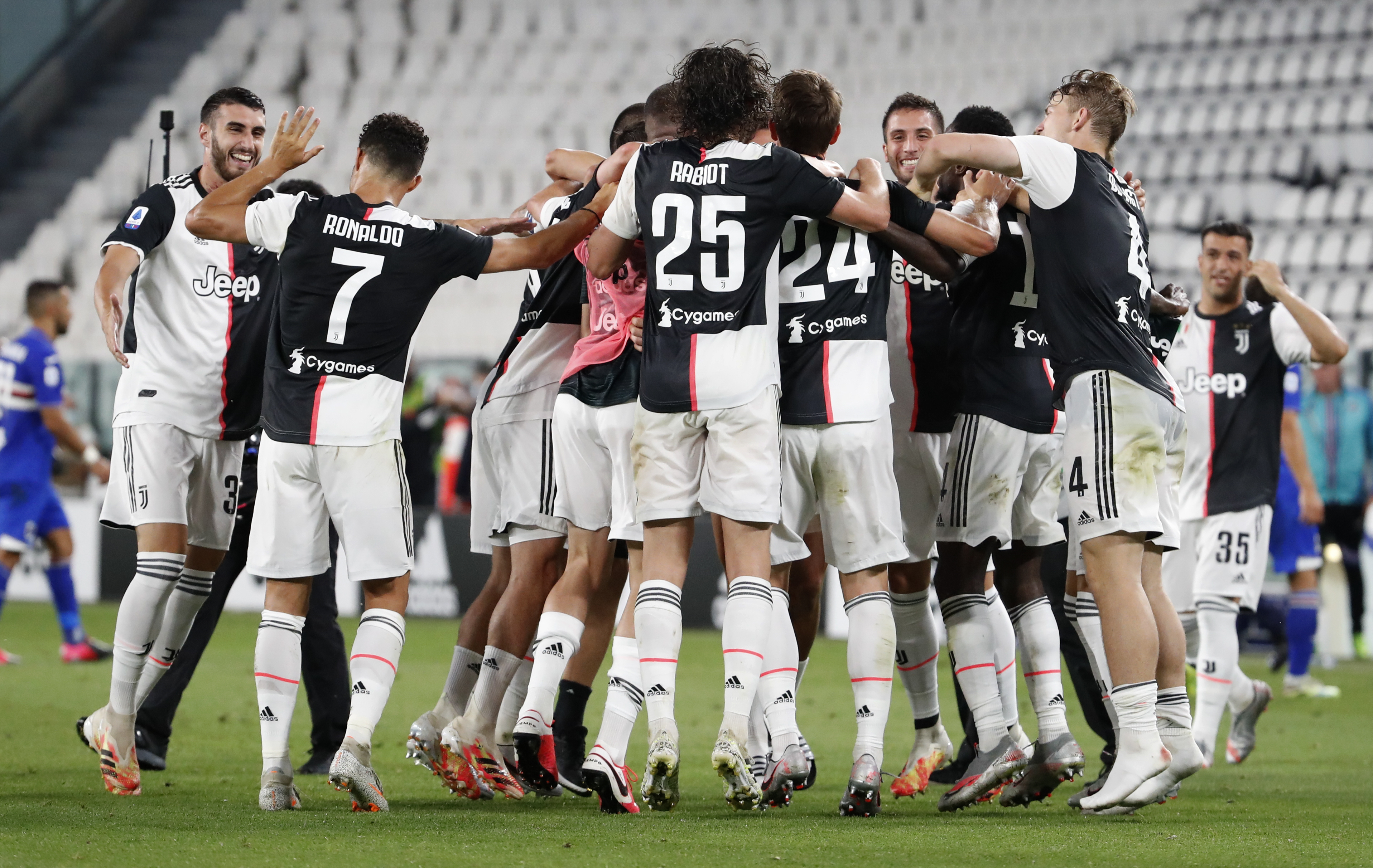 Los jugadores de la Juventus festejan el título luego de ganarle 2-0 a la Sampdoria. (AP Photo/Antonio Calanni)