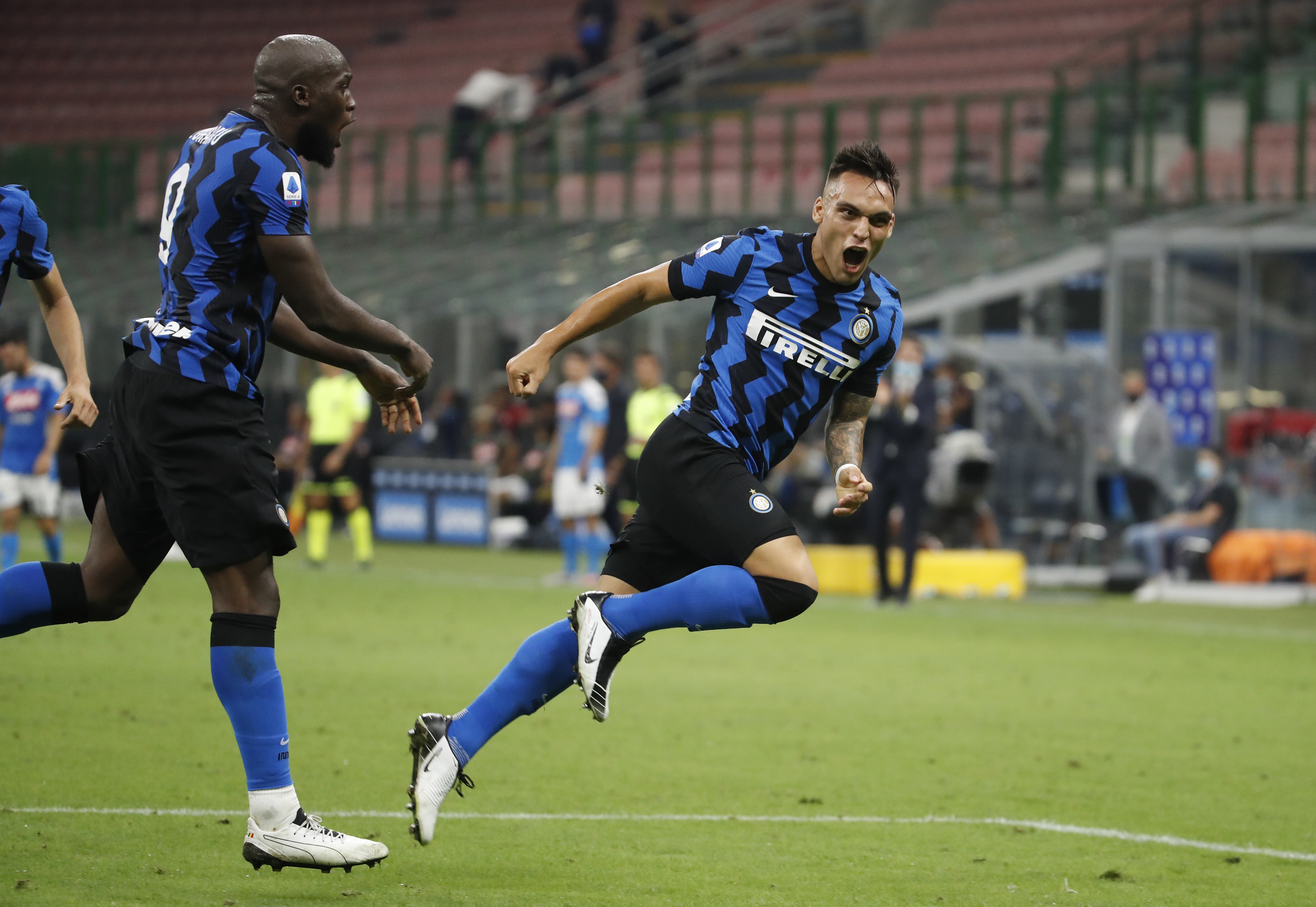 Lautaro Martinez celebra su gol ante el Napoli en el estadio San Siro de Milan. (AP Photo/Antonio Calanni)