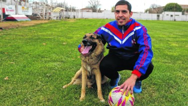 Amigo, jugador y pelota. En la cancha del Mago, el 10 tiene la pelota y posa para la cámara de Río Negro.  (Fotos: Juan Thomes)